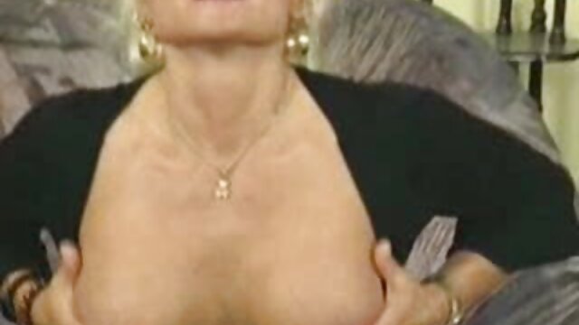 Kokybiški filmai :  Sutepta krūtinė MILF atlieka analinio gręžimo ir cumshot Nemokami porno filmai 