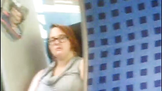 Kokybiški filmai :  Ištvirkęs vaikinas dulkina garbanotos merginos užpakalį, kai tik ji atsibunda Nemokami porno filmai 