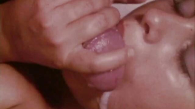 Kokybiški filmai :  Juoda apatinio trikotažo apskretėlė važinėja savo gaidžiu kaip apsėstas demonas Nemokami porno filmai 